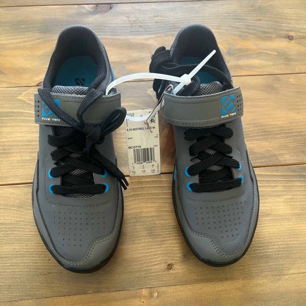 Five Ten Kestrel Lace Women's Gray and Blue Biking Shoes. Size 6.5.